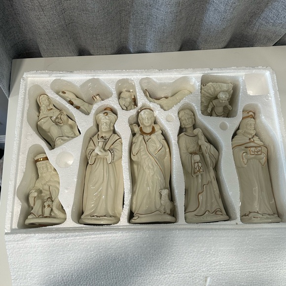 From the treasury of gifts 11 piece nativity set with wood base. - Picture 2 of 8
